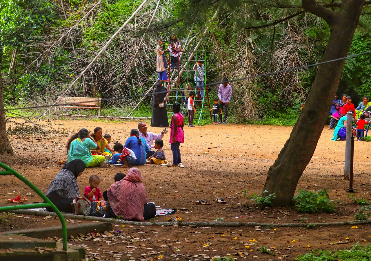 How to ensure food safety during picnics?